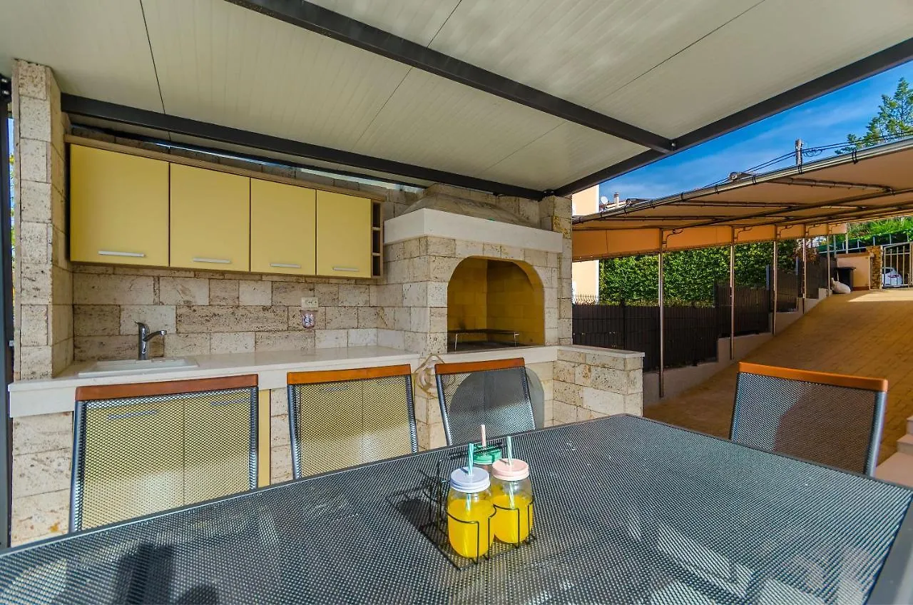 Villa Urban Trogir 0*,  Croatia